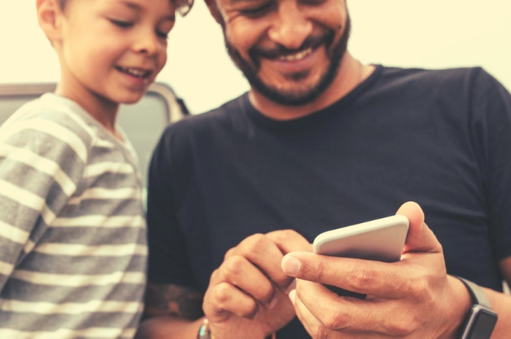 Tecnología y uso de smartphones hacen mejores papás
