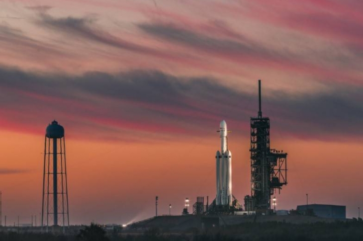 Las mejores fotos del lanzamiento del Falcon Heavy de SpaceX