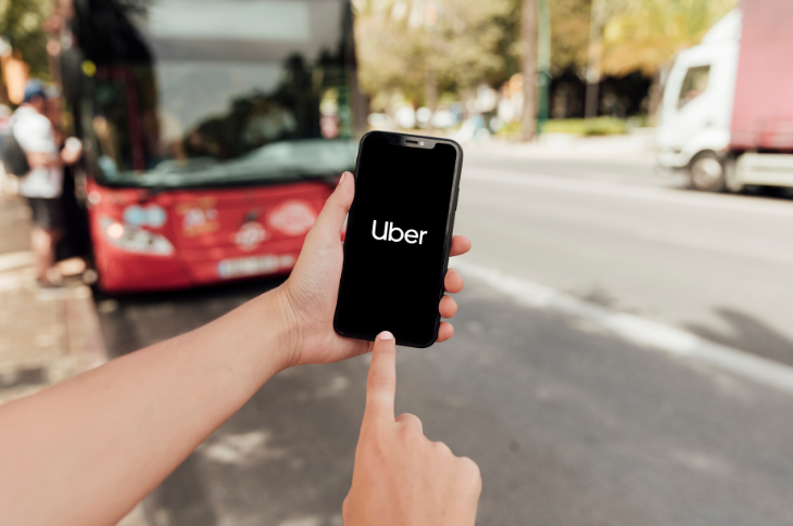 Uber usa tecnología que verifica el uso de cubrebocas en conductores