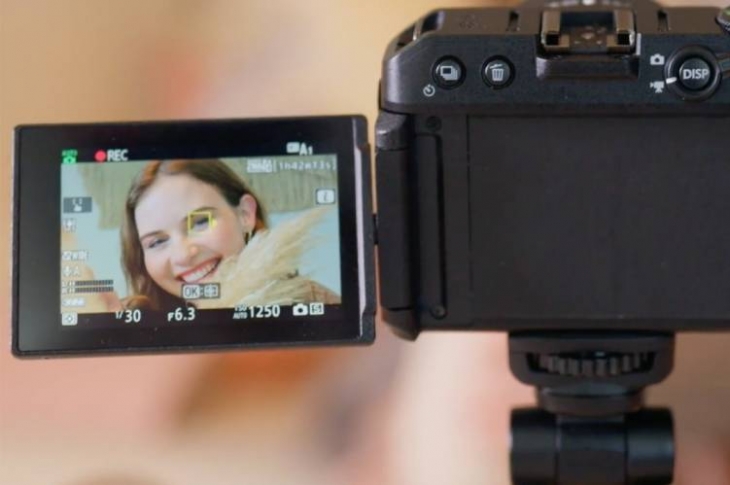 Cámara Nikon Z30 mirrorless para creadores de contenido