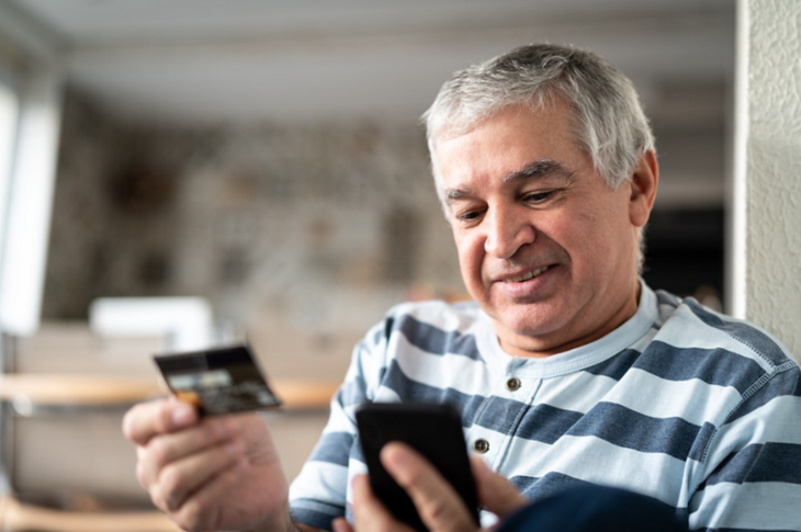 Tips para ayudar a los adultos mayores a aprovechar mejor su celular 