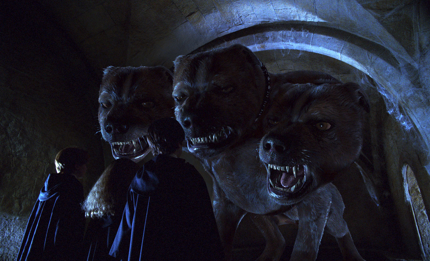 Harry Potter, Ron Weasley y Hermione Granger se topan con Fluffy en La Piedra Filosofal