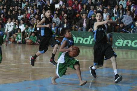 Gigantes descalzos: el documental de los niños triquis basquetbolistas en VIX